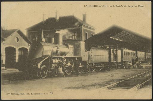 Les trains en gare : l'Express de Bordeaux (vues 1-3), wagons à quai côté Sud (vue 4), wagon-restaurant de la "Compagnie française des wagons buffets" sous la marquise (vue 5), locomotive et wagons à quai côté Nord (vues 6-7).